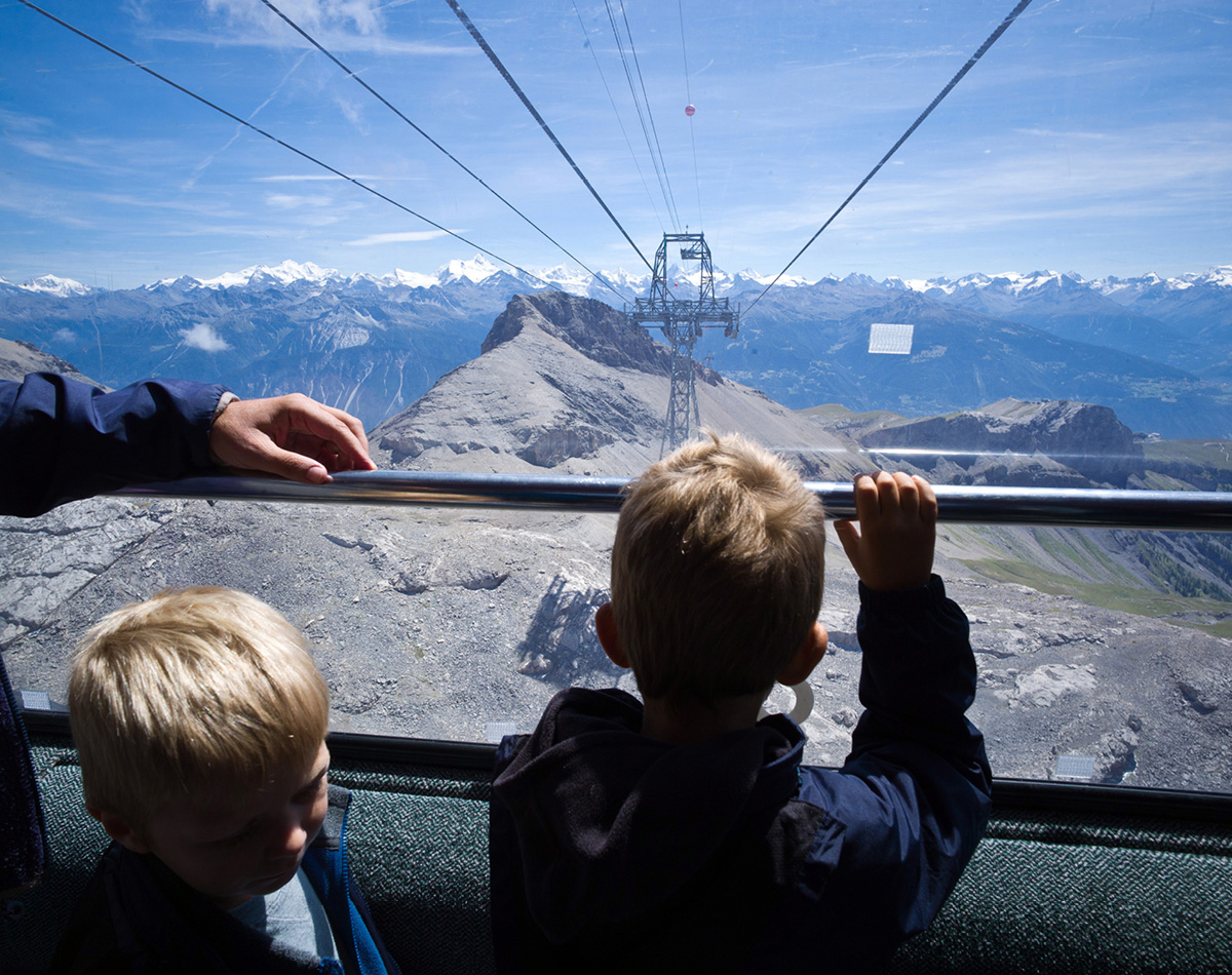 Familie auf Seilbahn